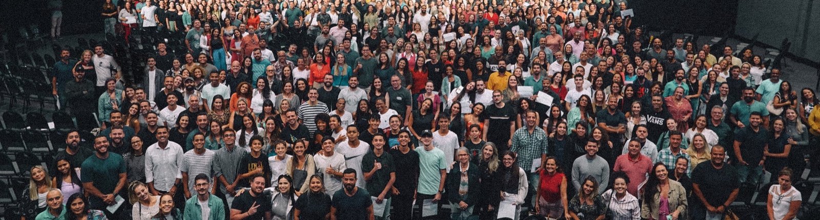 Grande turma reunida após a conclusão do Curso de Maturidade